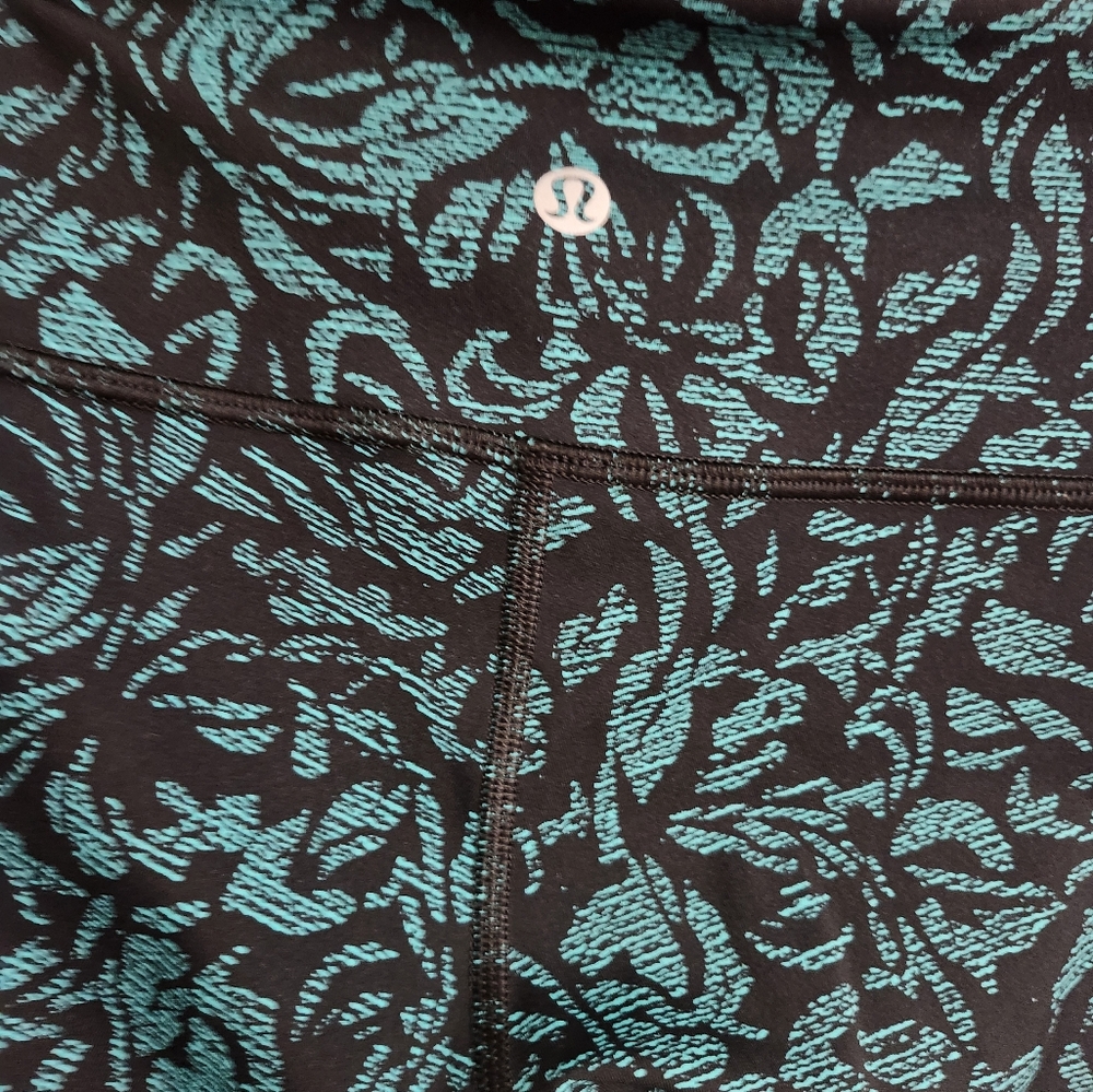 Absolutely gorgeous lululemon size 4 leggings 😍 - Picture 7 of 9